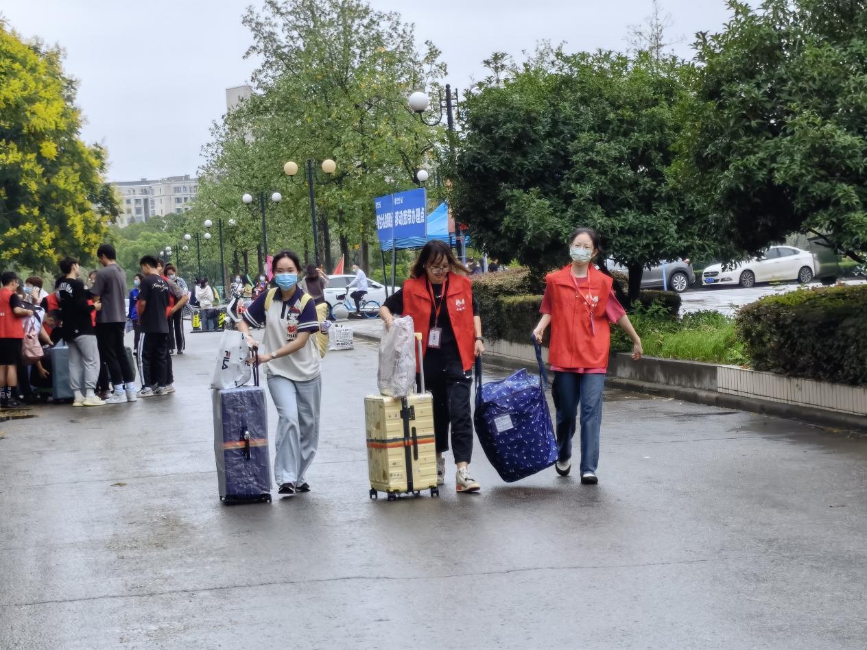 袋鼠体育
志愿者帮新生搬运行李