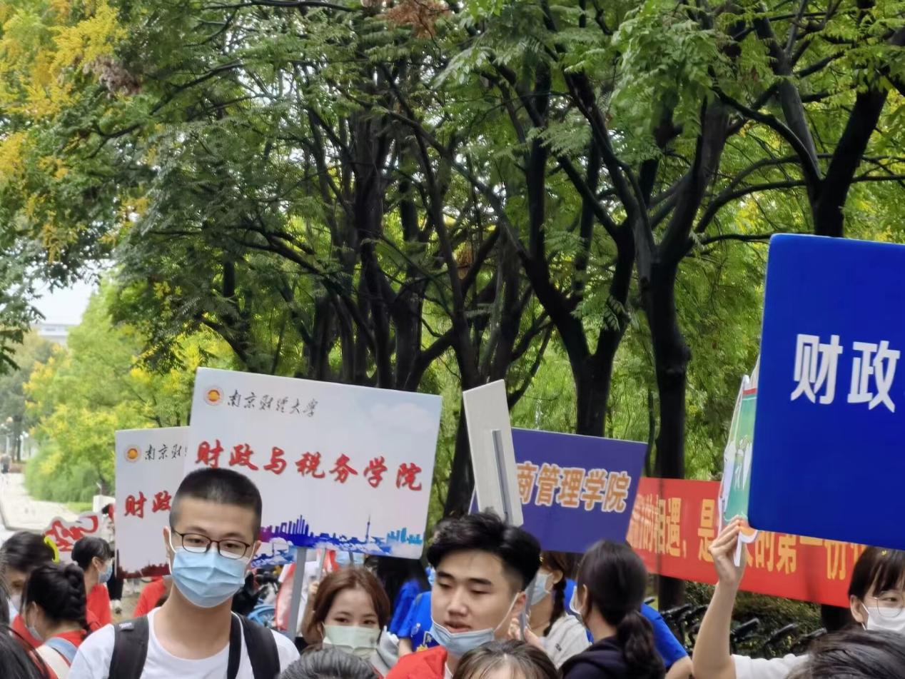 袋鼠体育
志愿者迎接新生