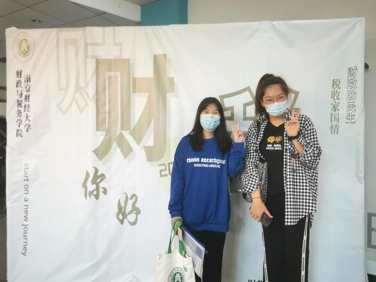 袋鼠体育
新生拿到礼物后合影